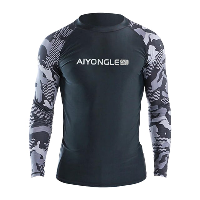 camisa de natación strade fareast limited l para hombre con protección solar camiseta de manga larga tipo rash guard, vista frontal centrada; cuerpo liso oscuro con logo delantero, mangas camuflaje gris y negro, cuello redondo y puños ajustados, poliéster elástico según ficha, apta para surf, buceo y natación; también suele usarse para paddleboard y snorkel por su ajuste compacto.