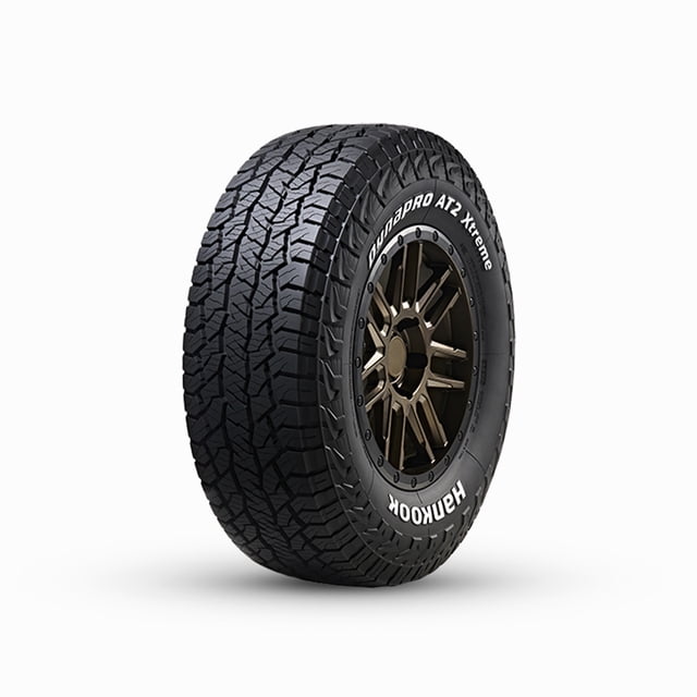 llanta 265/70r17 hankook rf12 all terrain extreme negra, vista 3/4 mostrando el dibujo agresivo de la banda de rodadura y el flanco con la marca Hankook; especificada con construcción de 10 capas (10PR) para durabilidad, diseñada para evacuar agua y ofrecer tracción en todo terreno. A menudo usada como reemplazo para pick-up y SUV.