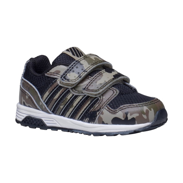 tenis k-swiss si-18 trainer camu infantil vista lateral derecha de tenis infantil K-Swiss SI-18 con cierre de velcro doble, malla negra en el empeine y piezas sintéticas con estampado camuflaje negro/khaki, tres franjas laterales negras y suela blanca con dibujo antiderrapante; ideal para uso casual y caminar.