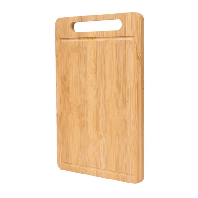 tabla de picar de doble cara | tabla de cortar antideslizante grande para cocina | tabla de cortar de bambú con mango superior, vista frontal vertical rectangular con esquinas redondeadas, canal recoge-jugos y veta visible; superficie apta para carne, verduras y queso, resistente a manchas y olores, fácil de limpiar y segura en lavavajillas. También suele usarse para servir queso.