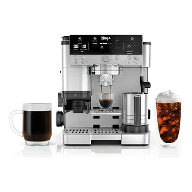 cafetera de espresso y cold brew - ninja luxe café premier series es601 negra, vista frontal centrada de la máquina 3-en-1 con panel digital superior y molinillo integrado; portafiltro metálico con doble boquilla sirviendo espresso, depósito de agua a la izquierda y jarra de leche con sistema Dual Froth a la derecha, acabado metálico y una taza de café y un vaso con cold brew en primer plano; también adecuada para preparar concentrados de café para llevar.