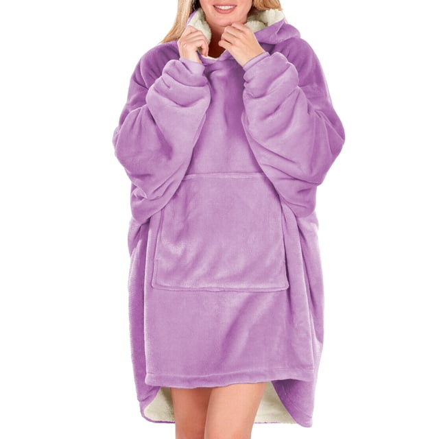 sudadera tipo hoodie cobija unisex hoodie shendy vendy con capucha afelpada suave purpura — vista frontal de cuerpo entero de cobija oversized en púrpura claro, silueta holgada con capucha forrada de felpa clara, mangas amplias, bolsillo canguro grande y dobladillo recto; textura afelpada exterior, ideal para temporada de frío y uso casual, también suele usarse para descansar en casa o en viajes cortos.