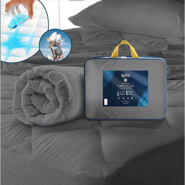 cubrecolchón laila suave cubrecolchon antiacaros cloud sleep matrimonial gris Laila Comfort; vista frontal de cubrecolchón acolchado gris desplegado sobre cama, una pieza enrollada y su empaque rectangular con asa amarilla; patrón acolchado en cuadrícula, relleno de plumón alternativo de microfibra y carcasa de algodón según especificaciones; iconos indican repelencia a líquidos y protección antiácaros; añade una capa extra de suavidad al colchón; suele utilizarse también para proteger colchones en viajes.