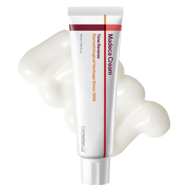 crema centellian 24 madeca time reverse 50 ml Tubo frontal centrado de 50 ml Centellian 24 Madeca Time Reverse, tubo blanco con banda roja y texto "Madeca Cream" y "Time Reverse", tapa blanca; muestra de textura cremosa blanca en el fondo. Diseñada para cuidado antienvejecimiento y uso como paso final en la rutina facial diaria.