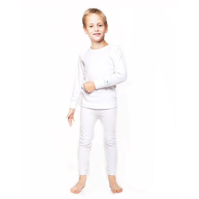 conjunto térmico para niño tejido ultra suave blanco Scott & Cody, vista frontal de un niño de pie con camiseta de manga larga y pantalón ajustado en tejido acanalado y tela afelpada, puños y tobillos elásticos y cuello redondo; proporciona comodidad y protección contra el frío y también suele usarse como capa base para actividades escolares de invierno.