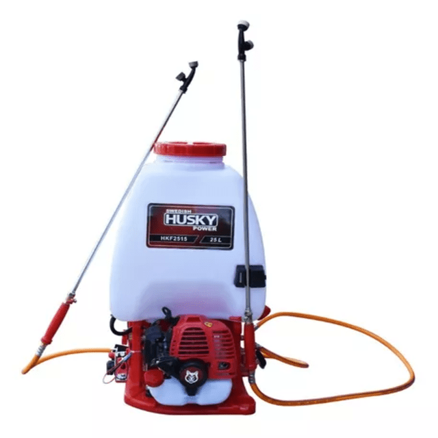 fumigadora de varilla 25 litros swedish husky power hkf2515 nueva mochila fumigadora agrícola roja con tanque translúcido 25 L, motor a gasolina 2 tiempos 26 cc en base, doble varilla metálica, manguera naranja y placa con logo SWEDISH HUSKY POWER; diseñada para fumigación de cítricos y cultivos, a menudo usada para control de plagas en parcelas pequeñas.