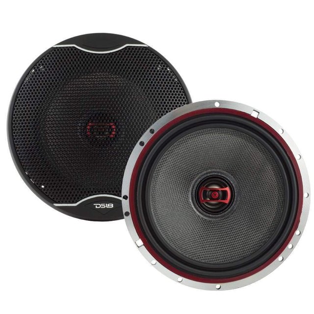 bocina ds18 exlsq65 6.5" coaxial de 2 vías 400w 3 ohm vista frontal con y sin rejilla; unidad para auto con cono de fibra de vidrio gris texturizado, aro plateado y anillo rojo alrededor del tweeter cóncavo empotrado, rejilla negra perforada visible y especificación de bobina de voz 3 ohmios; suele usarse como reemplazo en sistemas de audio para coches.