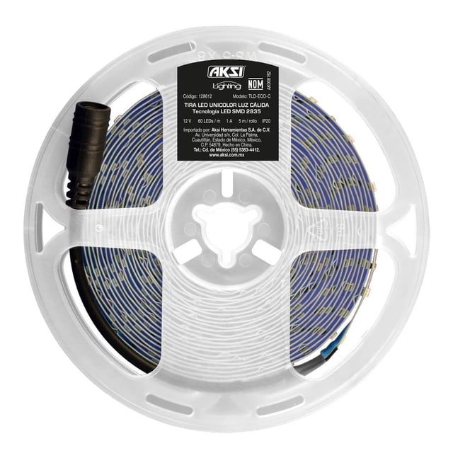 tira led aksi 128612 5 mts luz cálida bobina de 5 metros vista cenital; cinta LED flexible con chips montados sobre sustrato blanco y pistas visibles, con conector adaptador negro y etiqueta central con marca Aksi y especificaciones, color multicolor según ficha, se puede cortar cada 5 cm y admite 100–240 V; suele usarse para iluminación decorativa en repisas o acentos de ambiente.