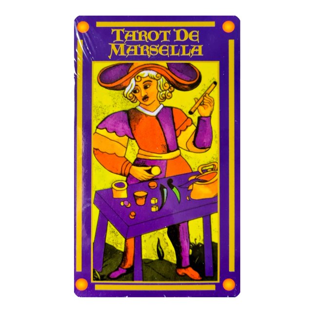 tarot de marsella profesional berbera plastificado 78 cartas 12x7 cm Baraja de Tarot de Marsella profesional Berbera plastificada, carta frontal 'El Mago' con ilustración pictórica: figura con sombrero sostiene una vara sobre mesa con tazas y objetos, fondo amarillo y marco morado; ficha indica color negro y tamaño de carta 12x7 cm, incluye instructivo; adecuada también para coleccionistas y uso didáctico.