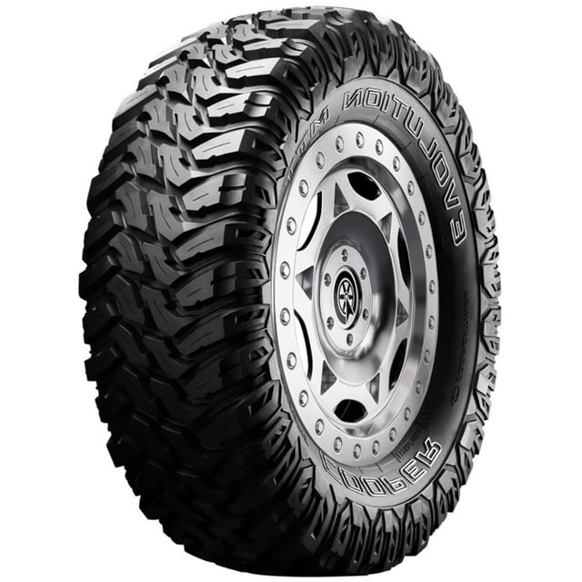 llanta cooper 265/75r16lt 123/120q evolution mtt mud vista 3/4 frontal de llanta negra Cooper Evolution MTT Mud 265/75R16LT con dibujo agresivo de bloques escalonados y hombros abiertos, flanco con texto moldeado 'EVOLUTION MTT', montada en rin de 16 pulgadas; cuenta con construcción Armor-Tek3 de tres capas de protección lateral; a menudo usada en aplicaciones todoterreno.