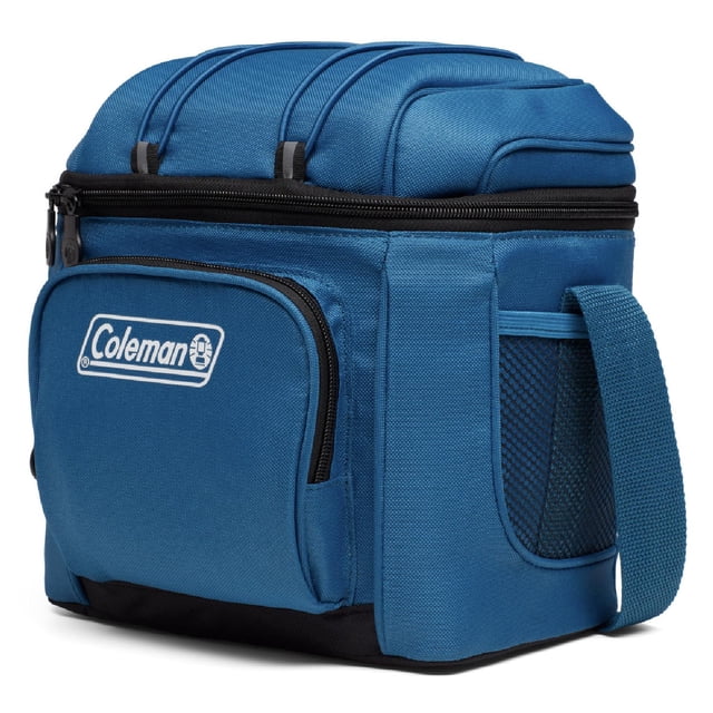 hielera flexible chiller soft cooler 16 latas coleman azul estándar 3/4 frontal de hielera portátil azul con cierre superior, bolsillo frontal con logo Coleman, asa lateral de tela y bolsillo de malla; base rectangular y capacidad para 16 latas, ideal para eventos al aire libre.