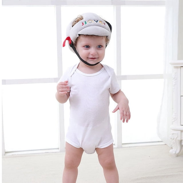 casco para gatear para bebés, casco para bebés, casco de seguridad para niños pequeños, casco para bebés, rendimiento de primer nivel casco ajustable 43–50 cm (16.9–19.7 in); bebé de frente con body blanco usando casco con exterior de felpa y revestimiento de esponja de malla ventilada, acolchado frontal y posterior y correas laterales con cierre, indicado para absorción de impactos y alta transpirabilidad, adecuado para gatear y aprender a caminar; ligero y fácil de poner; también suele usarse para protección supervisada durante juegos en interiores.