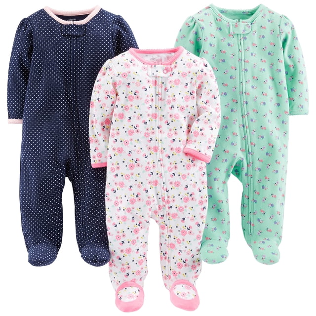 set sleep and play simple joys del bebé recién nacido de carter 3 piezas pijamas enteros para recién nacido con cremallera de longitud completa; vista frontal centrada de tres enterizos en tonos neutros: verde menta con estampado floral pequeño, blanco con flores multicolor y ribete rosa, y azul marino con puntos marinos; pies cerrados y tira de tela protectora en la barbilla; uso versátil para dormir y jugar, lavable a máquina.