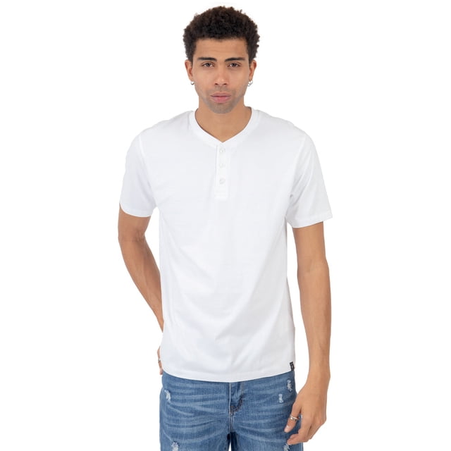 playera para hombre lisa estilo henley con botones Blanco QUARRY, vista frontal centrada de camiseta manga corta con cuello henley de tres botones y silueta recta, tela lisa blanca y etiqueta en el dobladillo; modelo con jeans sobre fondo blanco. También suele usarse como básica para capas debajo de chamarras ligeras.