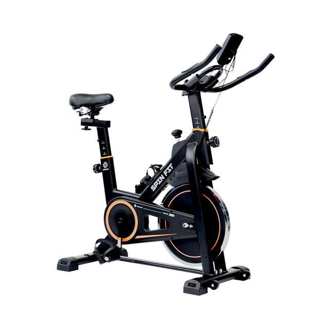 bicicleta estatica spin fit naranja SVELFIK, vista 3/4 frontal con marco de acero robusto negro y detalles anaranjados; asiento central transpirable y manillar totalmente ajustables, monitor digital multifuncional en el manillar, mecanismo suave accionado por correa y volante de inercia visible; base con estabilizadores para uso doméstico; también adecuada como bicicleta de entrenamiento compacta para rutinas de cardio en casa.