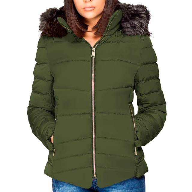 chamarra para mujer shendy vendy con gorro desmontable verde, frontal centrado de chamarra acolchada corta con cierre metálico, cuello alto y capucha con borde de pelo sintético desmontable; puños elásticos y bolsillos laterales con cierre, silueta entallada sobre modelo; ideal para uso urbano diario o viajes cortos.