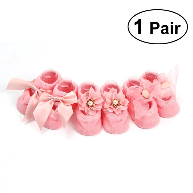 1 par de calcetines de algodón para bebé, niña, recién nacida, con lazo de flores y encaje, talla m (rosa, estilo aleatorio) par rosa de algodón talla M (11 cm), vista frontal centrada; calcetines con puño elástico, lazo de raso y flor decorativa con detalle tipo perla, textura tejida y puntos antideslizantes en la suela, sobre fondo blanco; adecuado para primavera y otoño, también usado a menudo en sesiones de fotos de bebé.