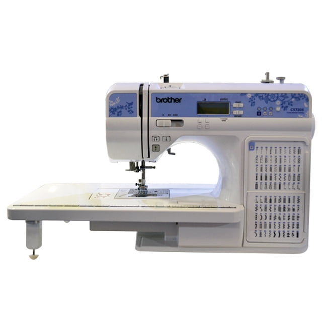 máquina de coser computarizada brother cs7205 brother cs7205 cs7205 blanca, vista frontal con mesa extensible a la izquierda; panel con pantalla LCD y botones, guía lateral con 150 puntadas impresas, prensatelas instalado, ensartador automático y botón inicio/paro visibles; control manual de velocidad y ojal automático; adecuada para acolchado y labores de costura doméstica.