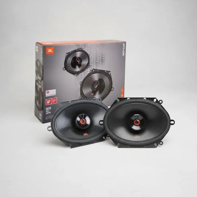 bocinas jbl gto x86 5x7' 50 w rms 150 w máx Par de bocinas coaxiales 5x7" en negro con conos woofer de polipropileno Plus One™ y tweeter de cúpula PEI, profundidad de montaje superior 2-3/8" visible y caja JBL al fondo; especificadas 3 ohmios y 93 dB de sensibilidad, a menudo usadas para reemplazar parlantes de fábrica y mejorar la respuesta de bajos en sistemas de auto.