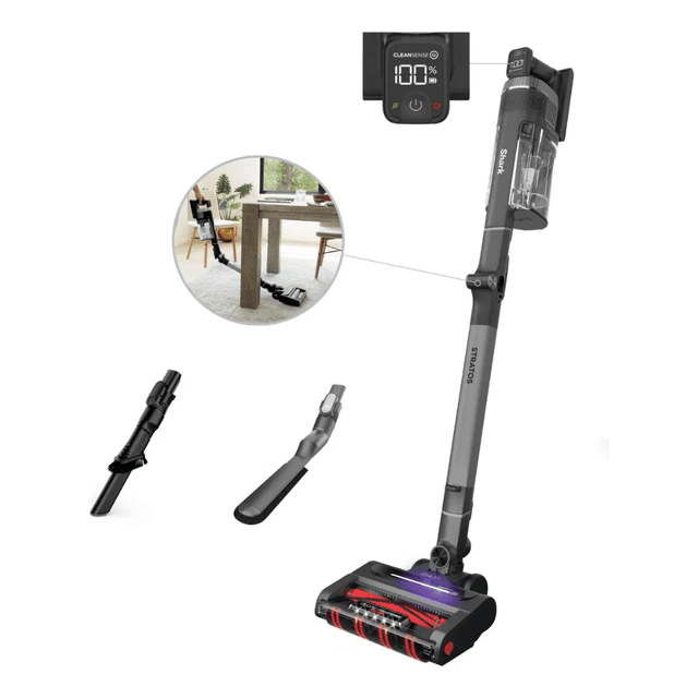 aspiradora shark inalambrica shark mod. uz865h Negro, vista 3/4 frontal de la unidad vertical Stratos con depósito transparente en el cuerpo y tubo alargado; base con cepillo DuoClean PowerFins HairPro y rodillo autolimpiante visibles, accesorios de boquilla y herramienta para hendiduras a un lado, inserción mostrando limpieza bajo mesa; adecuada para pelo de mascotas y convertible a aspiradora de mano.