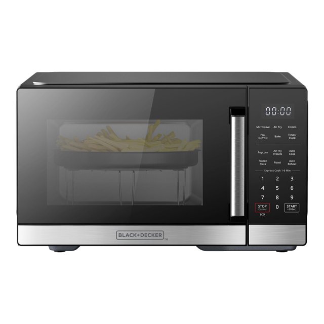 horno microondas black+decker 5 en 1, 0.9 pies cúbicos, 900 w, acero inoxidable — vista frontal centrada de microondas de encimera plata con puerta de vidrio reflectante, manija metálica vertical a la derecha, panel digital con pantalla LED y presets, interior con rejilla y cesta de freír al aire con papas fritas; también suele usarse como horno compacto para recalentar y dorar por convección.