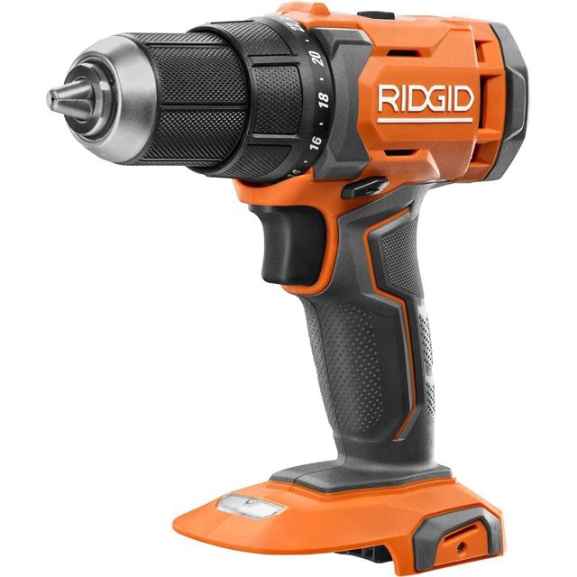 Reacondicionado Taladro/destornillador RIDGID R86001B, 18 V, 1/2 pulg., 525 pulgadas/libra, torque — Reacondicionado Grado A. Vista 3/4 frontal del taladro controlador (solo herramienta) con carcasa naranja y gris y logo RIDGID, empuñadura texturizada ergonómica, anillo de embrague de 24 posiciones, mandril de trinquete de una sola manga de 1/2 pulg., selección de 2 velocidades marcada y base compatible con baterías RIDGID 18 V. Suele usarse para mantenimiento y bricolaje en espacios reducidos.