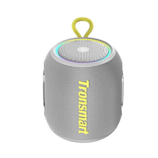 bocina bluetooth tronsmart t8 mini portátil gris para exteriores vista frontal centrada de la bocina gris con malla texturizada y logo Tronsmart vertical en amarillo; rejilla circular superior con anillo LED multicolor y asa de tela amarilla. Especificaciones visibles: sonido equilibrado 360, graves potentes, resistencia IPX7 y hasta 20 horas de batería (según condiciones de uso). Apta para llevar a picnic o uso al aire libre.