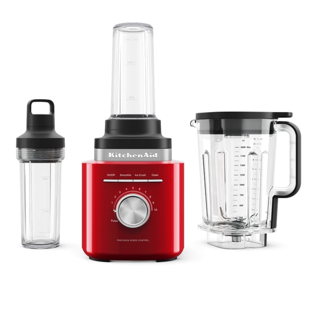 licuadora pure power 2 l + 2 vasos personales empire red 7ksb2078mer Licuadora KitchenAid frontal con base roja Empire Red y perilla metálica de 10 velocidades y Pulse, jarra Tritan 2 L transparente con tapa negra y marcadores, vaso personal Tritan 500 ml con tapa deportiva; sobre fondo blanco. También es adecuada para preparar porciones individuales rápidas para llevar.
