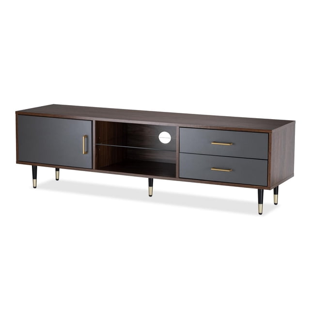 centro de entretenimiento para tv 55” mueble vintage color maple y gris 2 cajones repisa vidrio. Consola baja frontal en acabado maple oscuro con paneles gris mate; lado izquierdo con puerta, repisa central de vidrio con orificio para cables y dos cajones a la derecha con tiradores metálicos dorados. Patas de 15 cm en negro con puntas doradas. Adecuado también para organizar consolas de videojuegos o equipo multimedia en sala o recámara.