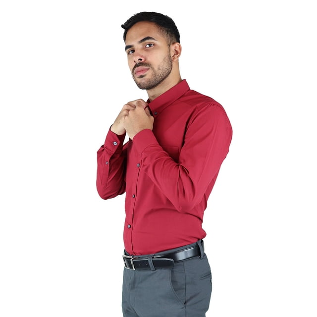 camisa roja manga larga de vestir para hombre slim fit estilo casual camisa slim fit en vista 3/4, modelo ajustando el cuello; cuello clásico con botones visibles, corte entallado en torso, mangas largas con puños abotonados y tela lisa roja; fondo blanco, combinada con cinturón negro y pantalón gris; adecuada para oficina o salidas informales.