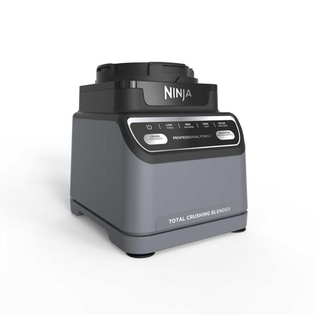licuadora profesional ninja con base de motor de 1200v; br201cco vista frontal 3/4 de la base de motor negra con logotipo Ninja; panel frontal con botones de velocidad y etiquetas, texto “Total Crushing Blender” en la base, pies antivibración y acabado mate; fondo blanco. Indicada para preparar batidos y smoothies, triturar hielo y verduras; su tamaño también la hace adecuada para sujetar vasos de mezcla durante preparaciones.