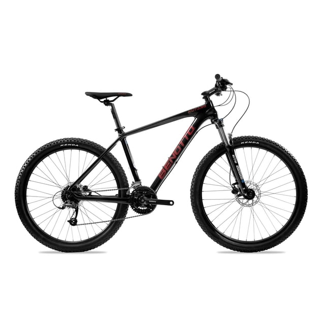 bicicleta benotto kutang r27.5 carbón fiber 3x8 negro talla ss lateral centrada, cuadro de carbono negro con logo Benotto, ruedas 27.5, transmisión 3x8, horquilla de suspensión delantera, frenos de disco, neumáticos anchos con taqueado, manubrio plano y sillín deportivo sobre fondo blanco; adecuada para cross-country y rutas de aventura, y a menudo usada también para desplazamientos urbanos.