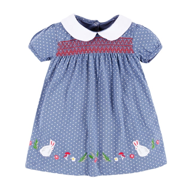vestido floral de verano para niña redarer: manga corta, algodón bordado, informal, talla 3-4 años Vestido niña azul cielo de algodón, vista frontal centrada con cuello Peter Pan blanco; silueta evasé, mangas cortas abullonadas, panel superior con smock rojo bordado, estampado de lunares blancos y bordado de conejos y flores en el dobladillo; cierre posterior con botones. Fondo blanco neutro; adecuado para uso casual y fotografía infantil.