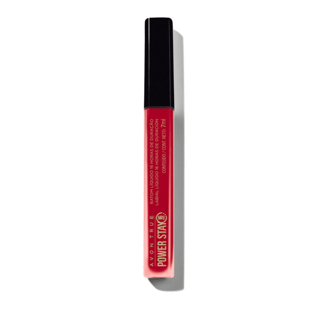 labial líquido mate avon power stay resilent red, tubo vertical con tapa negra y cuerpo rojo intenso con texto blanco 'POWER STAY', acabado mate visible y sombra sobre fondo blanco; labial líquido indeleble 16 horas de duración, a menudo usado también para definir contornos de labios en sesiones de maquillaje por su aplicación precisa.
