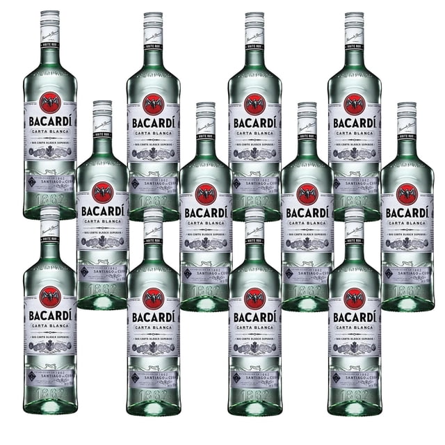 caja de 12 ron bacardi carta blanca 980 ml paquete con 12 botellas dispuestas frontalmente, botellas transparentes con contenido claro, etiqueta blanca con logo de murciélago rojo y texto BACARDÍ Carta Blanca, cuello plateado, fondo blanco.