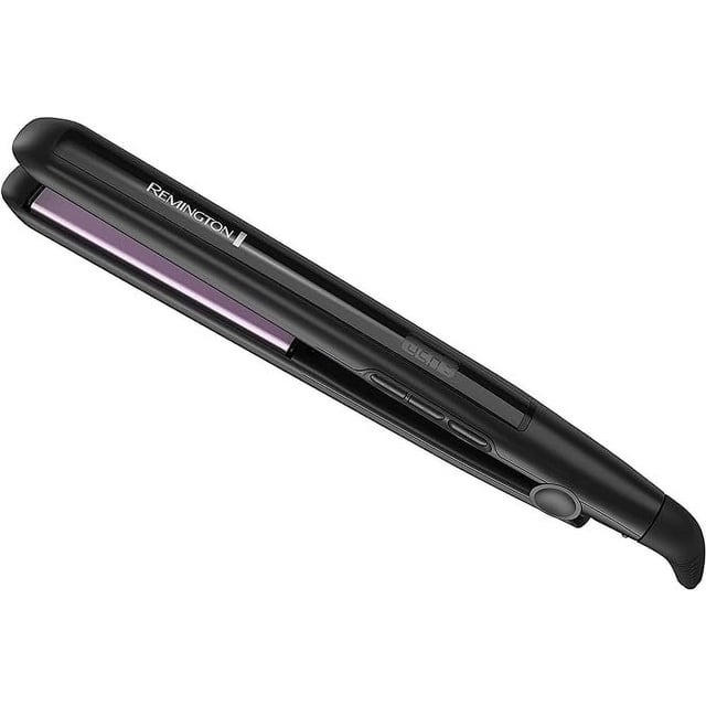 plancha de pelo remington cerámica digital púrpura Vista 3/4 de la plancha REMINGTON, cuerpo negro con placas flotantes púrpura de 1 pulgada, control digital y botones en el mango, recubrimiento de titanio en las placas y cable giratorio; suele usarse para alisar y definir mechones.