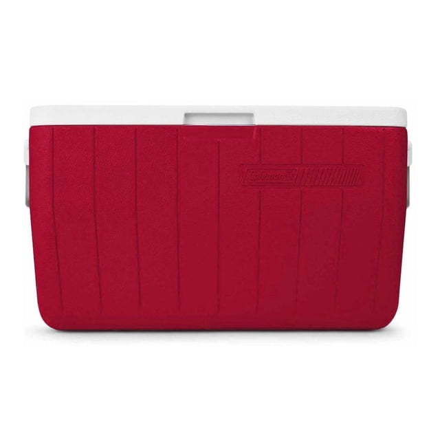 hielera portátil coleman capacidad de 45 litros roja, vista frontal centrada con tapa blanca; cuerpo rígido rectangular con nervaduras verticales y logo en relieve, asas laterales integradas, superficie superior plana que sirve como asiento, medidas 60x35.5x30 cm, capacidad para 63 latas (45.42 L) y conserva hielo hasta 3 días a 32 °C.