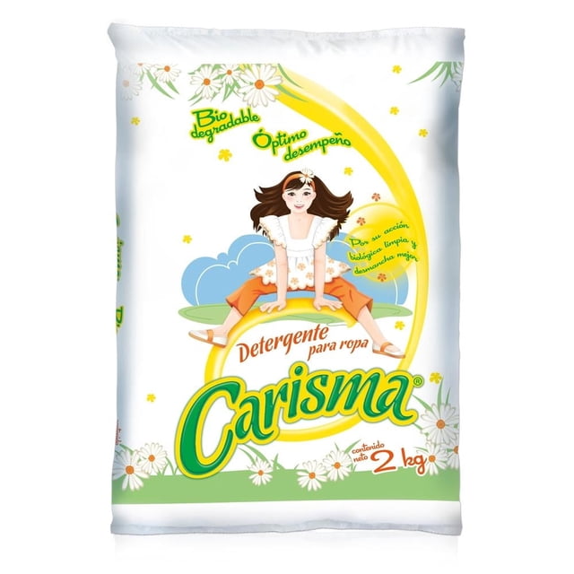 detergente en polvo carisma para ropa blanca y de color 2 kg bolsa frontal con logo Carisma en amarillo y verde, ilustración central de mujer sentada sobre toalla, texto que indica 2 kg y frases promocionales visibles, fondo blanco con flores; empaque visto de frente. Es adecuado para eliminación de manchas y cuidado de la ropa.