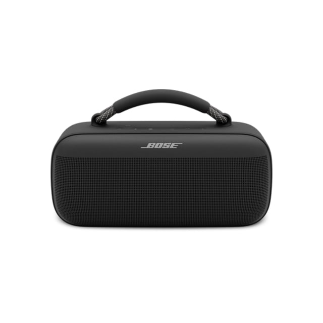 altavoz portátil bose soundlink max- black Altavoz portátil Bose SoundLink Max negro, vista frontal centrada con asa superior; cuerpo rectangular con parrilla perforada frontal y logo Bose plateado, acabado mate y asa acolchada con cordón trenzado. Controles en el panel superior y puerto USB-C para carga. Diseño IP67 y batería hasta 20 horas, ideal para fiestas y uso exterior; su tamaño compacto lo hace adecuado también para transportar audífonos o accesorios de audio en viajes.