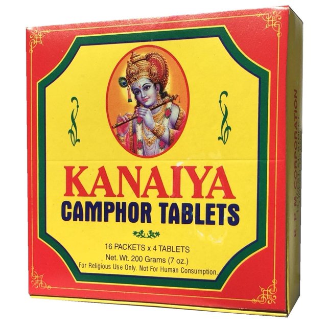 tabletas de alcanfor kanaiya 200 g - 64 tabletas (16 bloques de 4) Caja frontal cuadrada amarilla con borde rojo, nombre Kanaiya en rojo y "CAMPHOR TABLETS" en azul; ilustración de una deidad arriba, texto que indica 16 paquetes x 4 tabletas y peso neto 200 g (7 oz), uso ceremonial y para meditación; a menudo usado también para aromatizar espacios de altar.