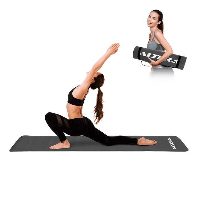 tapete para yoga y pilates altera nbr0518 grosor 1cm pilates foam 184x61 cm gris Tapete gris de 1 cm mostrado en vista frontal con mujer en estocada baja sobre la superficie; cubierta texturizada antideslizante y logo Altera en un extremo, con recorte superior que muestra el tapete enrollado y la correa para transporte. Apto para yoga, pilates, meditación y ejercicios de fortalecimiento; también suele usarse para rutinas de estiramiento en interiores o exteriores.
