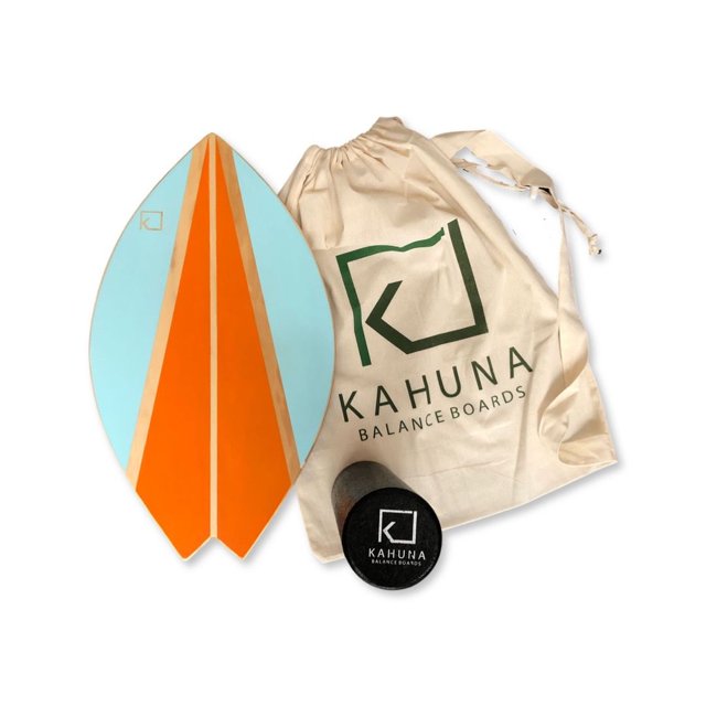 tabla de balance kahuna balance boards mini surf (mediana) para adulto. gulf Hecha a mano en México; tabla de 60x33cm y 18mm en pino sólido, vista frontal con superficie azul claro y dos franjas naranjas en forma de V hacia la punta. Incluye rodillo de espuma negro (10x30cm) y bolsa de viaje beige con logo Kahuna; indicada para entrenamiento, yoga o uso recreativo.