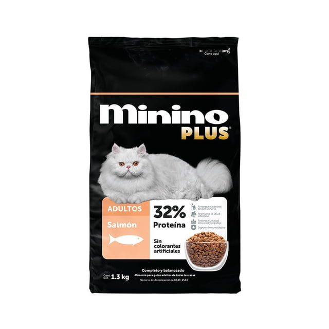alimento para gato minino plus salmon 1.3 kg bolsa frontal negra con logotipo Minino Plus, ilustración de gato blanco acostado, etiqueta naranja 'Adultos Salmón', rótulo '32% Proteína' y plato con croquetas; alimento balanceado para gatos, 1.3 kg.