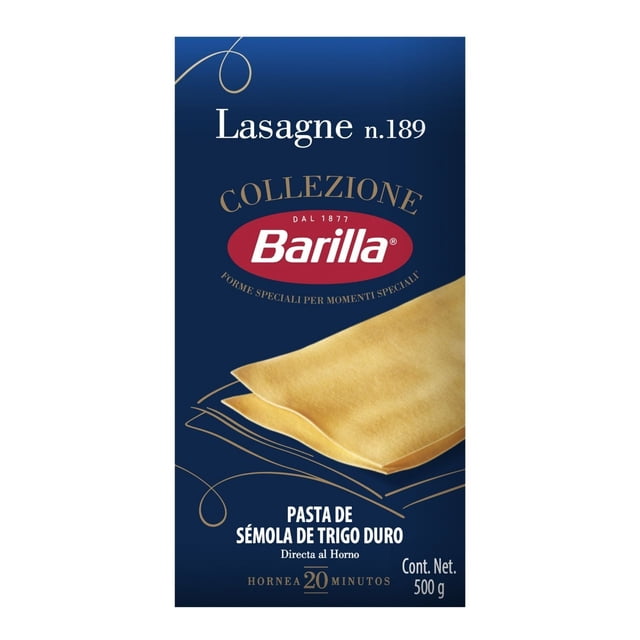 pasta barilla collezione lasagne 500 g Paquete frontal vertical de lasagna Barilla Collezione 500 g con fondo azul marino; logo Barilla en óvalo rojo y texto Collezione dorado. Hojas de lasaña cruda apiladas en beige con textura de sémola visible. Indica "Pasta de sémola de trigo duro", tiempo de cocción 20 minutos y neto 500 g. También suele usarse como láminas para lasañas al horno o para capas en gratinados.
