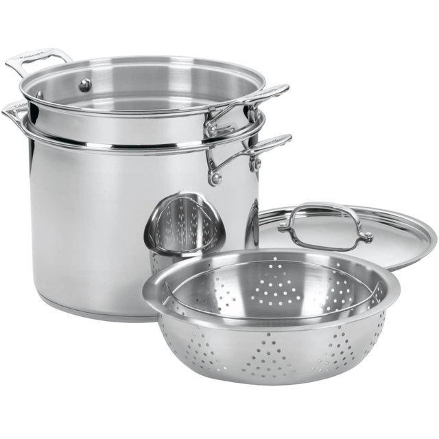 juego de olla para pasta y vaporera cuisinart chef's classic de 12 cuartos, color plateado Set de 4 piezas en acero inoxidable pulido, vista 3/4: olla de 12 cuartos con asas remachadas, inserto perforado para pasta que encaja dentro, canastilla vaporera perforada y tapa de acero inoxidable con asa en arco; capacidad 12 cuartos (≈11,4 L), adecuada para hervir pasta y cocinar verduras al vapor. También suele usarse para preparar caldos o guisos en grandes cantidades.
