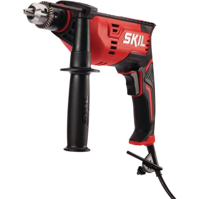 taladro con cable skil dl181901 de 7,5 amperios y 1/2 con mango de asistencia lateral Taladro eléctrico con cable SKIL DL181901 en rojo y negro, vista 3/4 frontal que muestra el mandril con llave de 13 mm (1/2 pulgada), cuerpo con logo SKIL, empuñadura texturizada y gatillo de velocidad variable de dos dedos. Mango de asistencia lateral vertical, cable de alimentación visible y nivel de burbuja horizontal integrado; ideal para proyectos exigentes y brocas de gran diámetro.