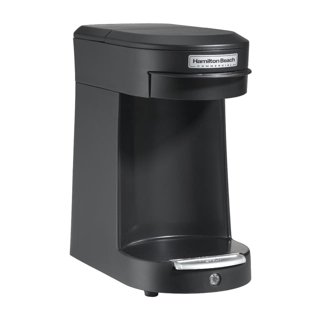 cafetera capsulas hamilton beach hdc200b 1 taza autoapagado Cafetera individual negra Hamilton Beach Commercial, vista 3/4 frontal; silueta compacta para una taza, cuerpo negro mate, bandeja de goteo frontal con pestillo metálico, porta cápsulas de carga frontal y placa con logo. Incluye canastilla porta café permanente, calentador de 500 W y apagado automático; a menudo usada en mostradores por su tamaño compacto.