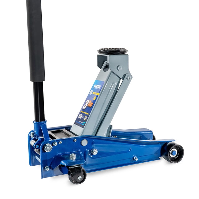 gato hidráulico de patín hantec 3 toneladas automotriz azul, vista 3/4 frontal mostrando cuerpo de acero con pintura azul electrostática y brazo hidráulico gris; palanca ergonómica con funda negra (96 cm), llantas gruesas y rodines, charola magnética y placa con indicador 3 Ton. Elevación 135–450 mm; también suele usarse para mantenimiento y cambios de ruedas en talleres pequeños.