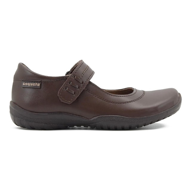 zapato escolar coqueta 2021 niña piel negro suaves marron 17 Zapato escolar Coqueta color café para niña, vista lateral derecha en perfil; diseño tipo mary jane con correa de velcro en el empeine, puntera redondeada, costuras visibles y etiqueta Coqueta en el lateral. Suela antideslizante texturizada y fondo blanco aislado; también suele usarse como zapato casual para eventos escolares.