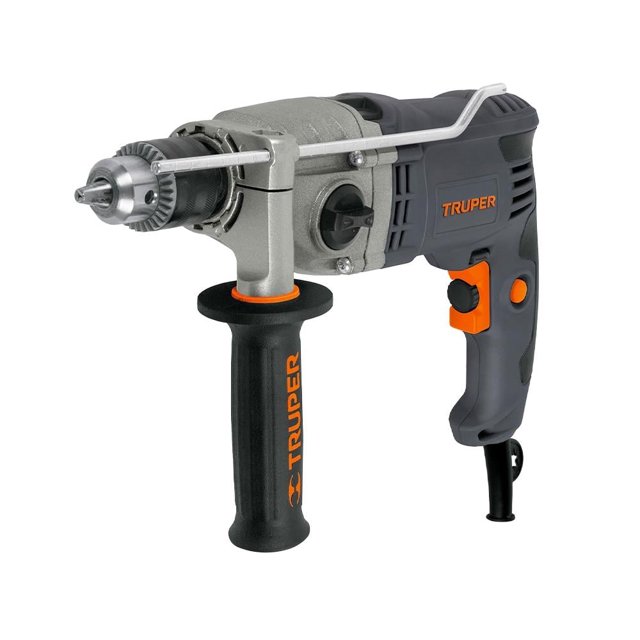 rotomartillo truper roto-1/2n7 Rotomartillo eléctrico TRUPER negro con motor de 900 W; vista 3/4 frontal que muestra portabrocas, carcasa metálica frontal, cuerpo plástico negro con acentos naranja, perilla selector taladro/rotomartillo, gatillo con control de velocidad reversible y empuñadura lateral antideslizante con tope de profundidad. Fondo blanco.